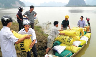 Essential commodities are being sent to people stranded in Tan Hoa Commune (Photo: SGGP) Essential commodities are being sent to people stranded in Tan Hoa Commune (Photo: SGGP)